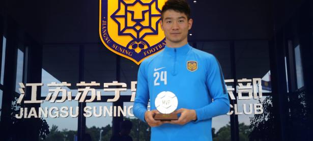 三亿体育体育电竞-苏宁功勋球员复出，助球队绝地反击