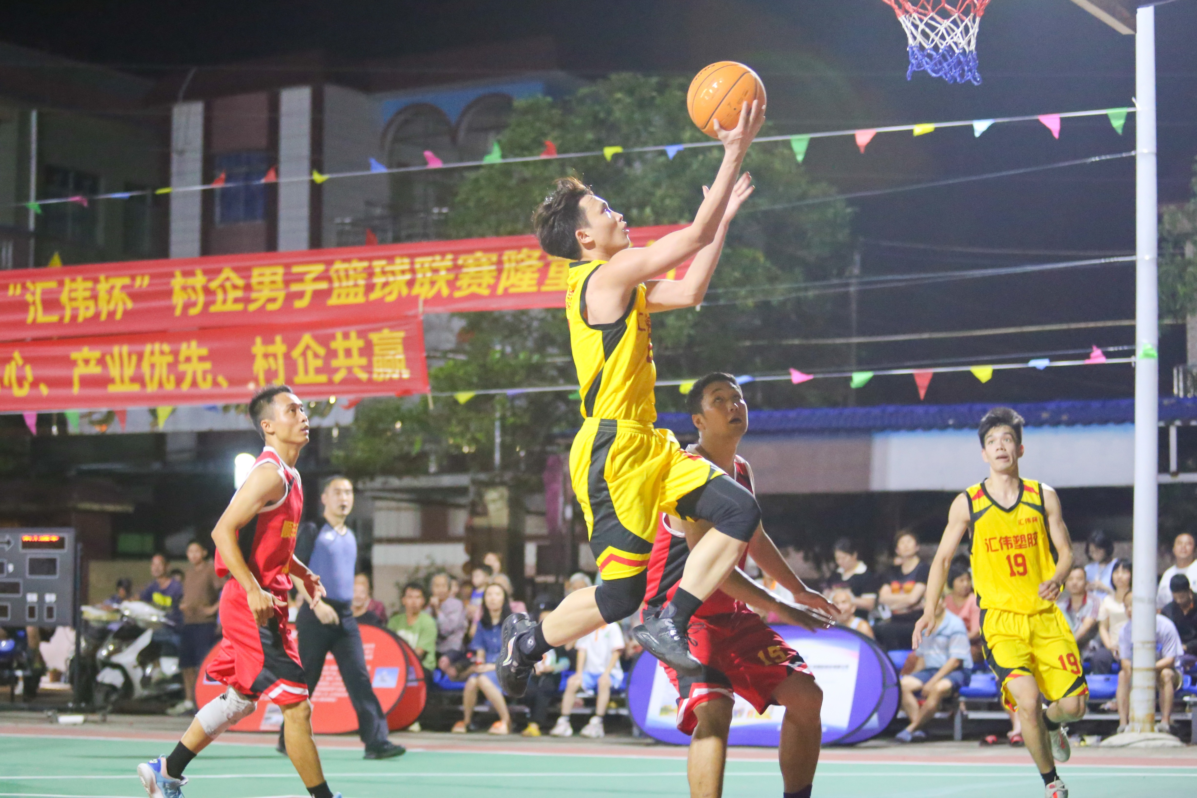 篮球联赛举办运动员交流活动