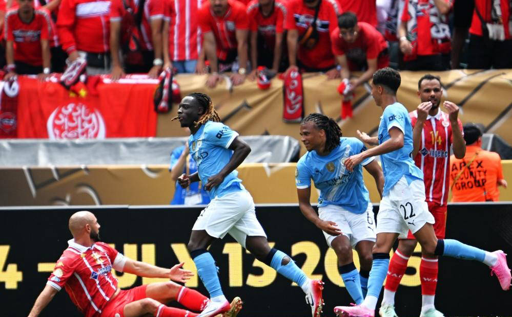 包含马赛意图夺冠封王，法甲竞争陷入白热化的词条