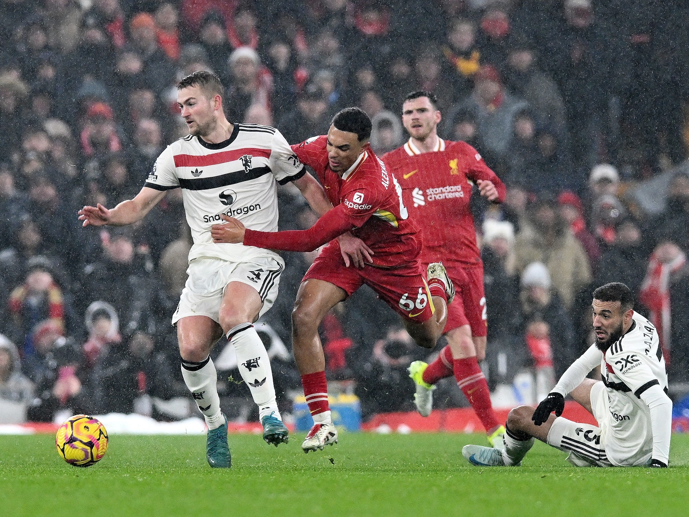 法兰克福与曼联对决，主场全力以赴争夺胜利